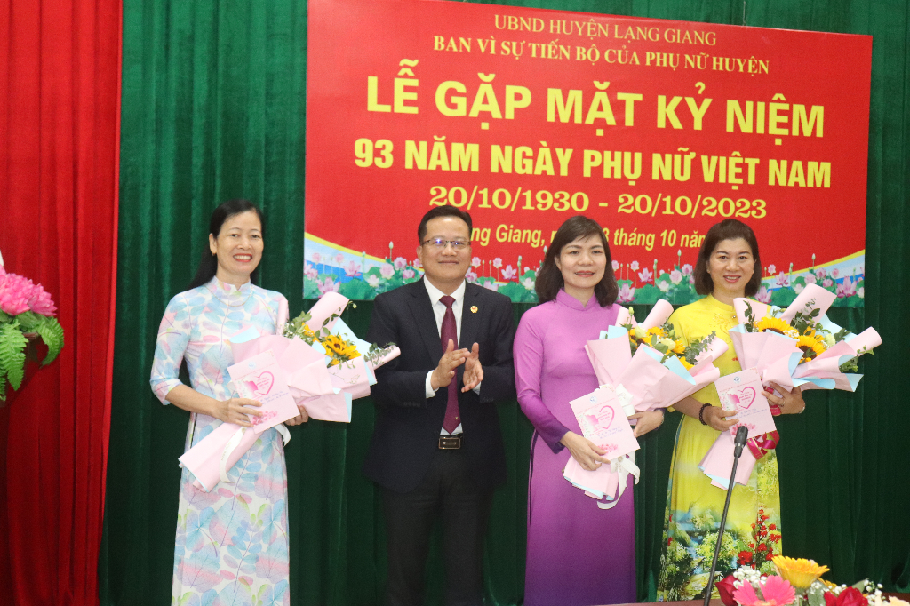 Lạng Giang: Gặp mặt nữ lãnh đạo, quản lý nhân dịp kỷ niệm 93 năm Ngày thành lập Hội LHPN Việt Nam...